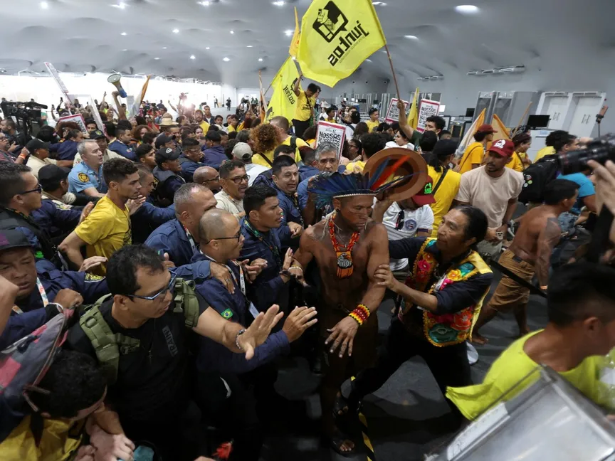 متظاهرون يحتجون داخل مكان انعقاد مؤتمر الأمم المتحدة لتغير المناخ (COP30)، في بيليم، البرازيل. 11 نوفمبر 2025 - Reuters