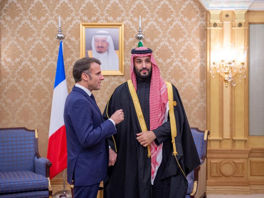 ولي العهد السعودي والرئيس الفرنسي يؤكدان أهمية ضمان حرية الملاحة