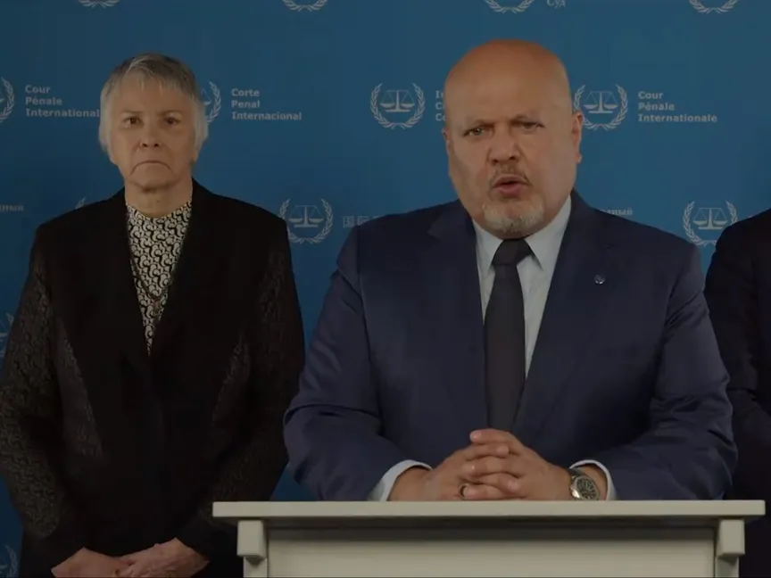 المدعي العام للمحكمة الجنائية الدولية كريم خان لحظة الإعلان عن طلب مذكرة توقيف بحق مسؤولين من إسرائيل ومن حماس. 20 مايو 2024 - @IntlCrimCourt