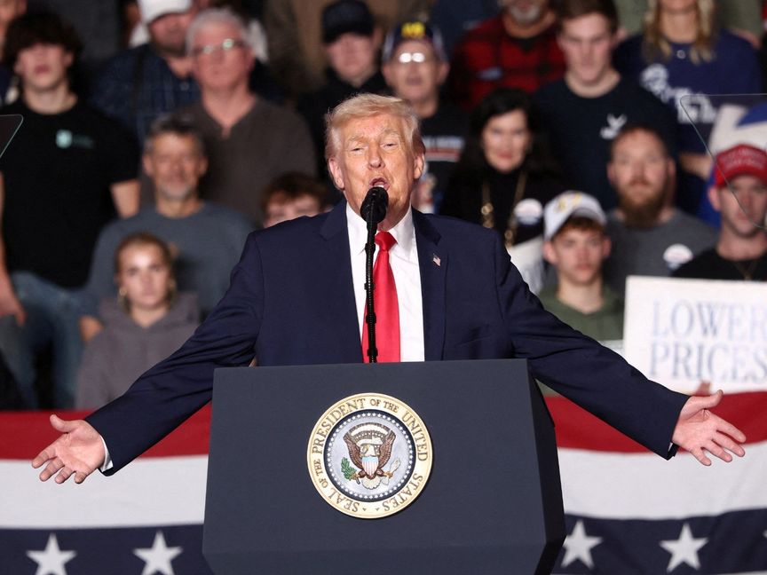 ترمب يلوح بـ"حاملة طائرات ثانية" إلى المنطقة رغم "التفاؤل" بمفاوضات إيران