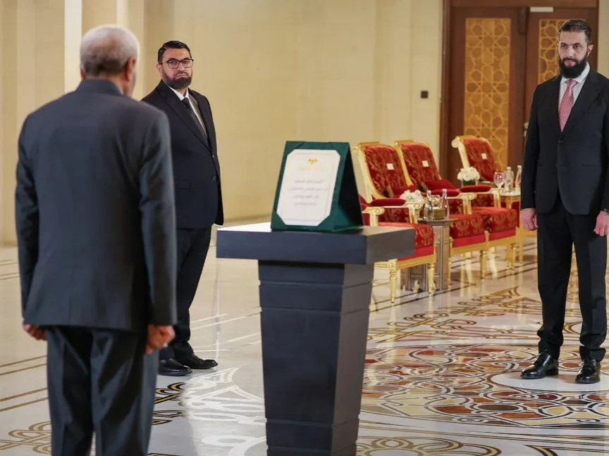 رئيس المحكمة الدستورية العليا عصام الخليف وأعضاء المحكمة يؤدون اليمين الدستورية أمام الرئيس أحمد الشرع في قصر الشعب بدمشق. 11 يوليو 2026 - سانا