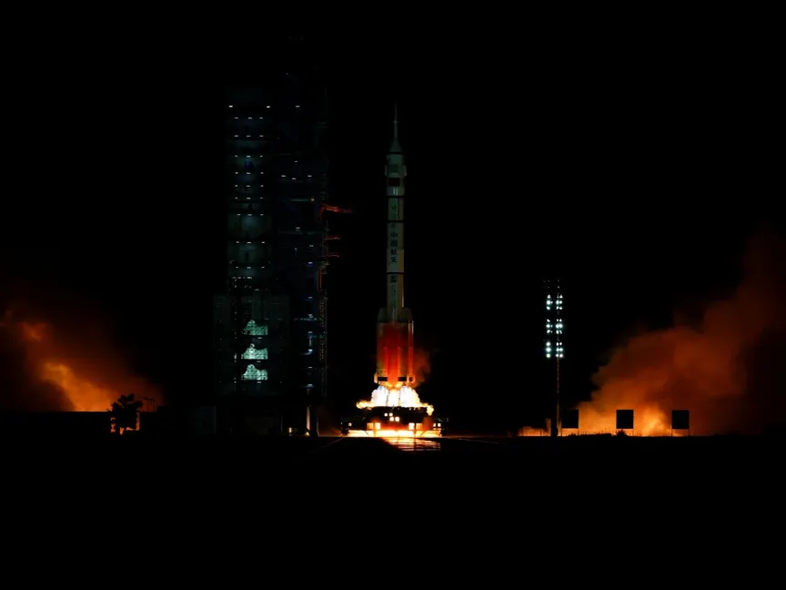 الصاروخ Long March-2F Y13 يحمل المركبة الفضائية Shenzhou-13 وثلاثة رواد فضاء في ثاني مهمة مأهولة للصين لبناء محطة فضائية خاصة بها بمقاطعة قانسو الصينية في 16 أكتوبر 2021. - reuters