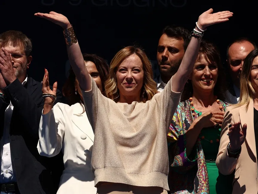 رئيسة الوزراء الإيطالية جورجيا ميلوني تلوح لأنصارها خلال تجمع بالعاصمة روما في ختام حملتها لانتخابات البرلمان الأوروبي- 1 يونيو 2024 - Reuters