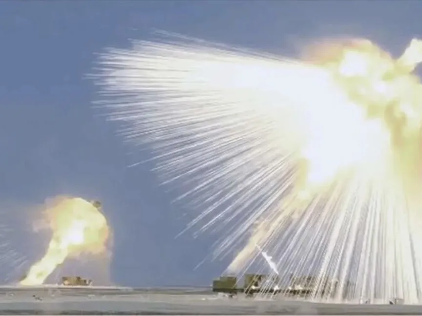 صورة غير مؤرخة لقذائف شظايا تنفجر في الجو من منظومة المدفعية الصاروخية PCL-191 الصينية - Military watch
