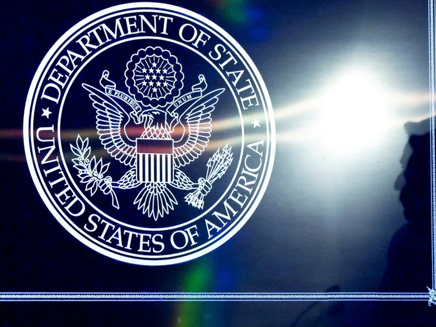 شعار وزارة الخارجية الأميركية في مقرها بالعاصمة واشنطن وفي الظل يبدو وزير الخارجية أنتوني بلينكن- 31 مارس 2023 - via REUTERS