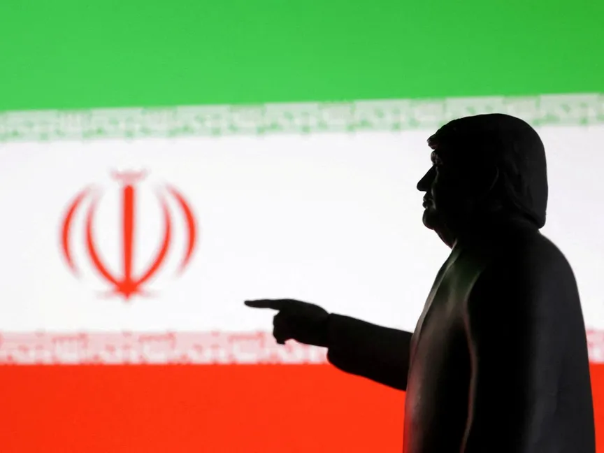 رسم توضيحي يتضمن نموذجاً مصغراً ثلاثي الأبعاد للرئيس الأميركي دونالد ترمب أمام علم إيران. 18 يونيو 2025 - REUTERS