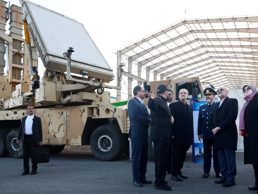 الرئيس الإيراني مسعود بيزشكيان يزور معرضاً عسكرياً في طهران. 2 فبراير 2025 - reuters