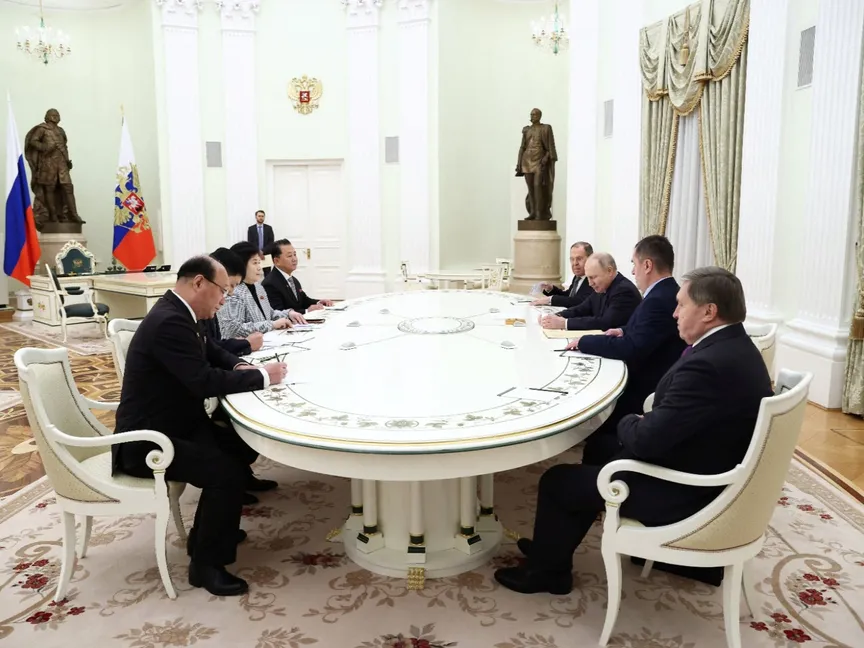 الرئيس الروسي فلاديمير بوتين خلال مباحثات مع وزيرة الخارجية الكورية الشمالية تشوي سون-هوي في موسكو. 16 يناير 2024 - Reuters