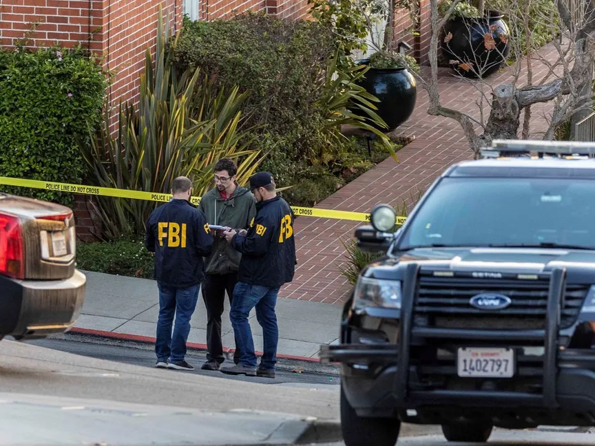 عناصر 'إف بي آي' خلال تواجدهم خارج منزل نانسي بيلوسي بعد أن تعرض زوجها لاعتداء عقب اقتحام منزلهما في سان فرانسيسكو بولاية كاليفورنيا- 28 أكتوبر 2022 - REUTERS