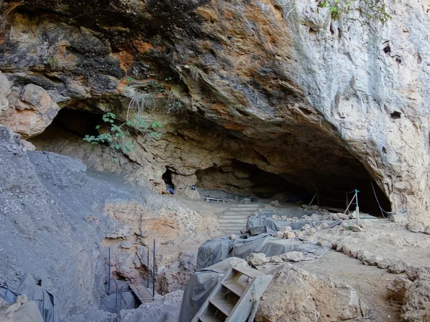 كهف خارج قرية تافورالت في شمال شرق المغرب ويعتقد أن أبناء الحضارة الأيبيروموروسية استخدموه للسكن لفترات طويلة - atlasobscura.com