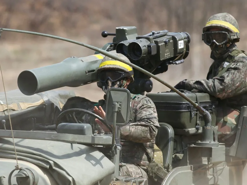 جنود كوريون جنوبيون خلال مناورات قرب المنطقة المنزوعة السلاح بين الكوريتين. 19 أبريل 2013 - REUTERS