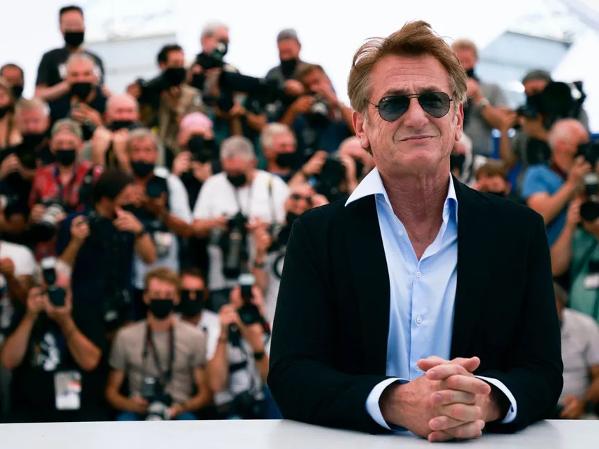 الممثل الأميركي شون بين أمام عدسات المصورين في مهرجان كان السينمائي - REUTERS