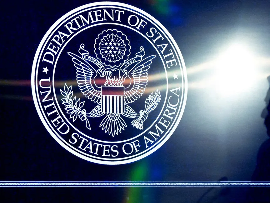 شعار وزارة الخارجية الأميركية في مقرها بالعاصمة واشنطن وفي الظل يبدو وزير الخارجية أنتوني بلينكن- 31 مارس 2023 - via REUTERS