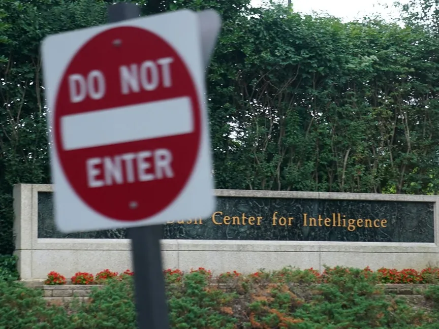 لافتة "ممنوع الدخول" أمام مقر وكالة الاستخبارات الأميركية CIA في ولاية فيرجينيا. 8 يوليو 2022 - REUTERS