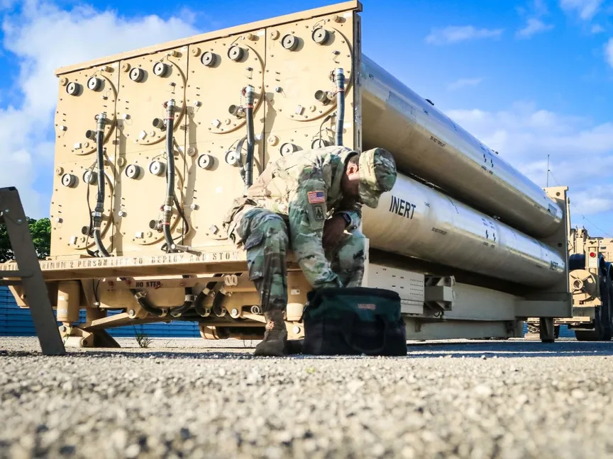 جندي من الجيش الأميركي يُجري عملية فحص روتينية لنظام THAAD في قاعدة أندرسن الجوية بمنطقة جوام غرب المحيط الهادي. 26 أكتوبر 2017 - Reuters