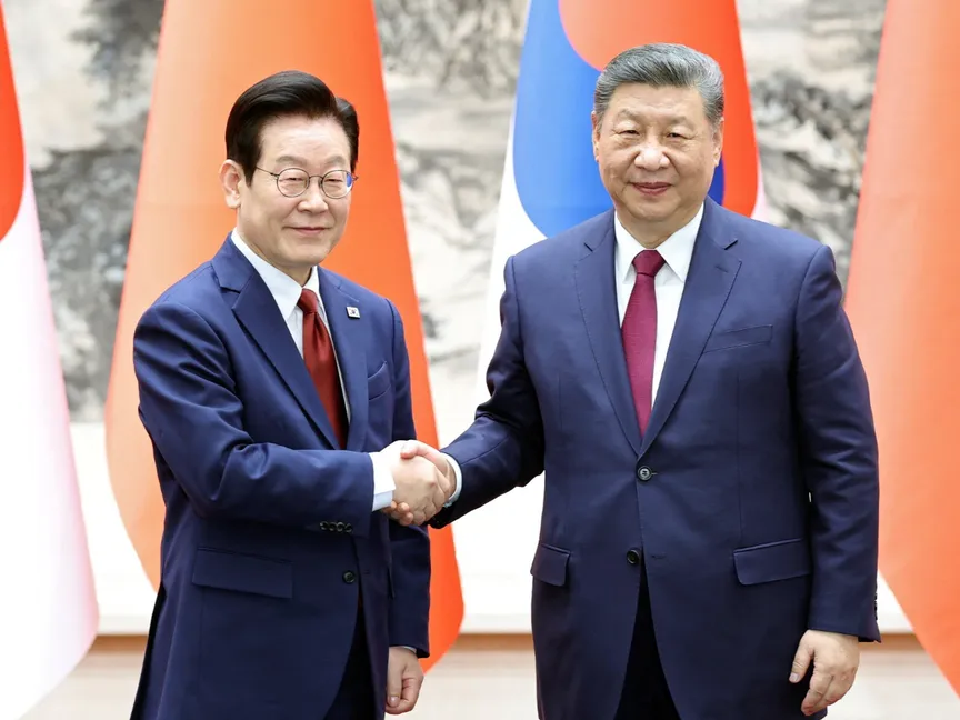 الرئيس الصيني شي جين بينج يصافح الرئيس الكوري الجنوبي لي جاي ميونج في قاعة الشعب الكبرى في بكين بالصين. 5 يناير 2026 - Reuters