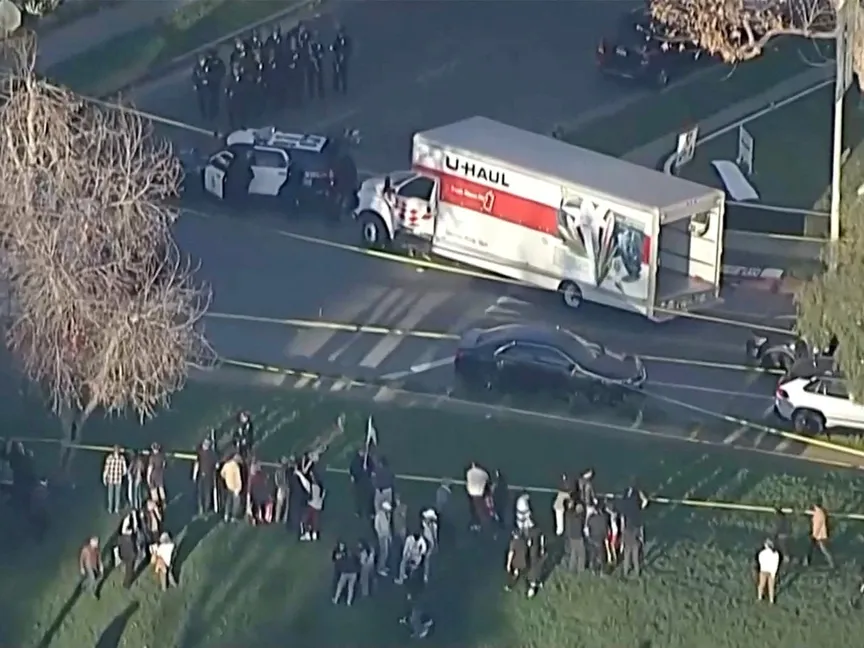 شرطة لوس أنجلوس خلال تطويقها شاحنة نقل مستأجرة تابعة لشركة يو-هول اقتحمت حشداً من المتظاهرين الإيرانيين في ضاحية ويست وود بالمدينة. الولايات المتحدة في 11 يناير 2026 - reuters