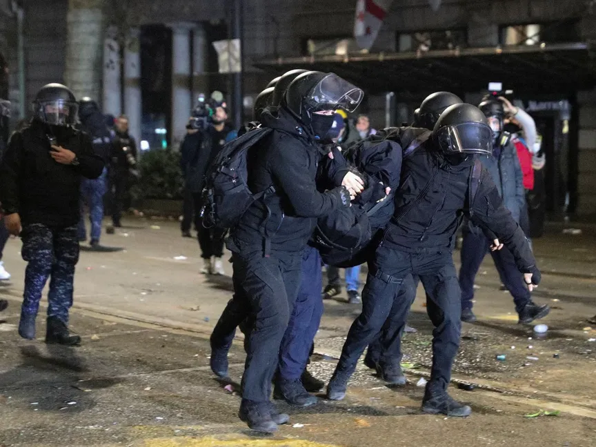 شرطة مكافحة الشغب تعتقل أحد المحتجين على تعليق محادثات انضمام جورجيا للاتحاد الأوروبي بالعاصمة تبليسي. 1 ديسمبر 2024 - REUTERS