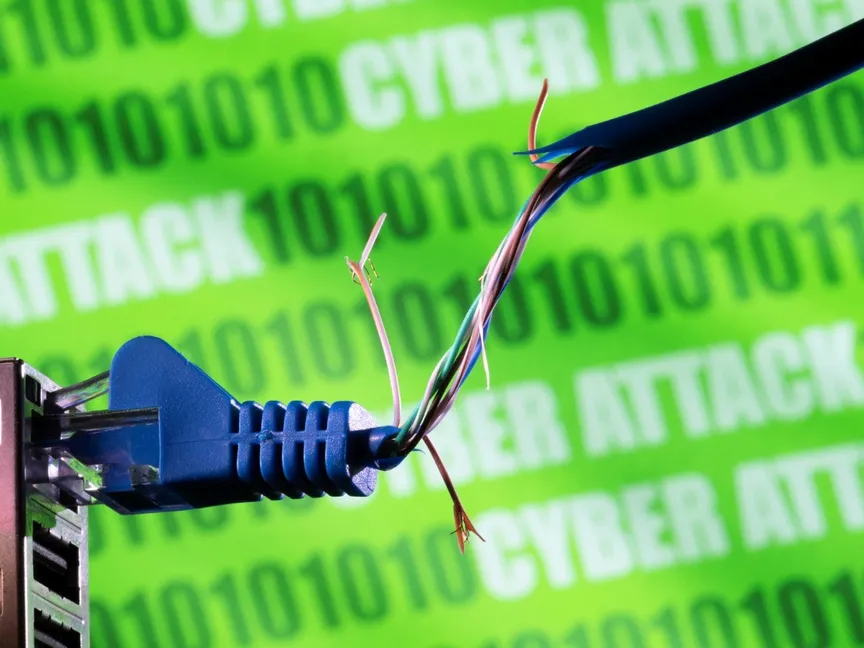 كابل إنترنت مقطوع أمام رسم توضيحي يتضمن عبارة "هجوم إلكتروني". 8 مارس 2022 - Reuters