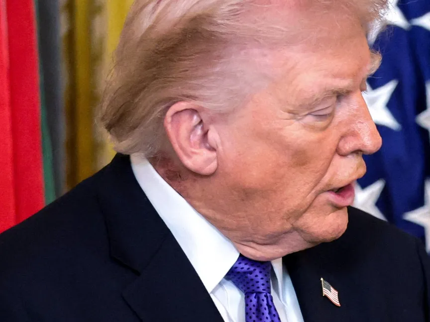 ظهور احمرار على رقبة الرئيس الأميركي دونالد ترمب خلال فعالية في البيت الأبيض. 2 مارس 2026 - REUTERS