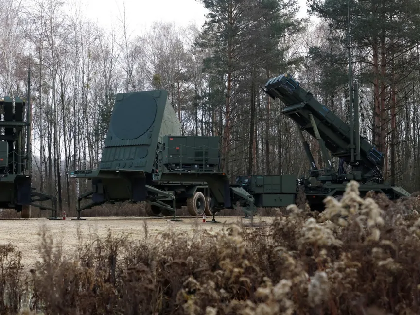 منظر عام لقاذفات صواريخ أرض-جو من نظام باتريوت (فيسلا) المُضاف حديثًا إلى نظام القيادة القتالية المتكامل (IBCS) في قاعدة عسكرية في سوخاتشيف، بولندا، 18 ديسمبر 2024 - REUTERS