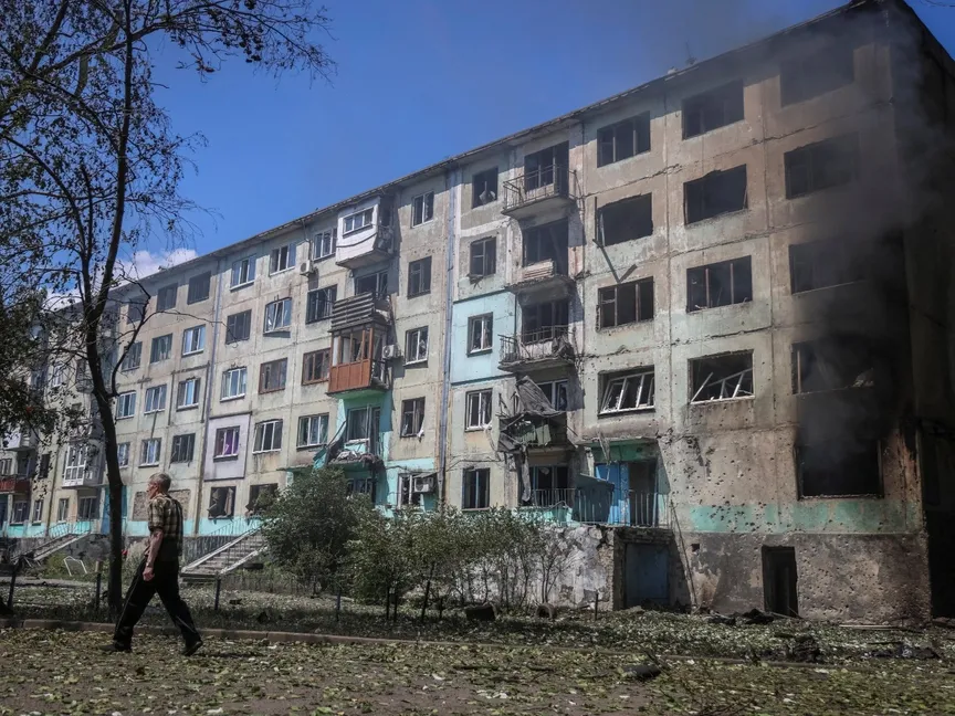 مبنى سكني تعرض لغارة روسية بطائرة بدون طيار، في بلدة بيلوزيرسكي في منطقة دونيتسك، أوكرانيا. 10 أغسطس 2025 - Reuters