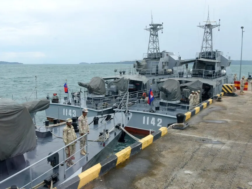 أفراد البحرية الكمبودية على متن قوارب راسية في قاعدة 'ريام' العسكرية بمقاطعة برياه سيهانوك- 26 يوليو 2019 - Breaking Defense