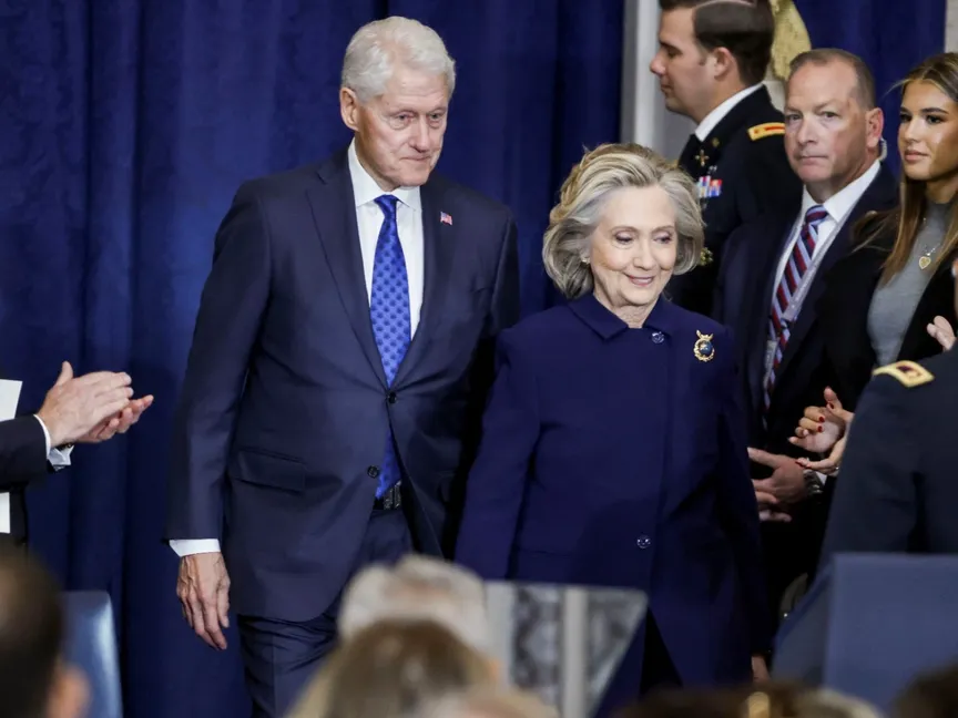 الرئيس الأميركي السابق بيل كلينتون ووزيرة الخارجية السابقة هيلاري كلينتون يصلان إلى حفل تنصيب دونالد ترمب كرئيس جديد للولايات المتحدة في مبنى الكابيتول بواشنطن. 20 يناير 2025 - REUTERS