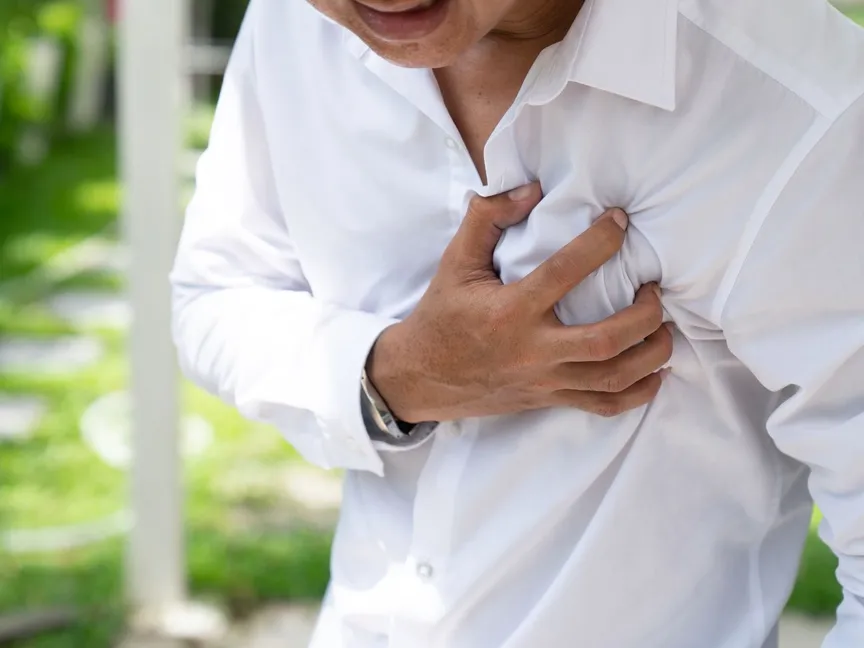 رجل يمسك صدره بسبب آلام حادة تنجم أغلب حالات ضيق التنفس عن مشكلات في القلب أو الرئتين - Getty Images