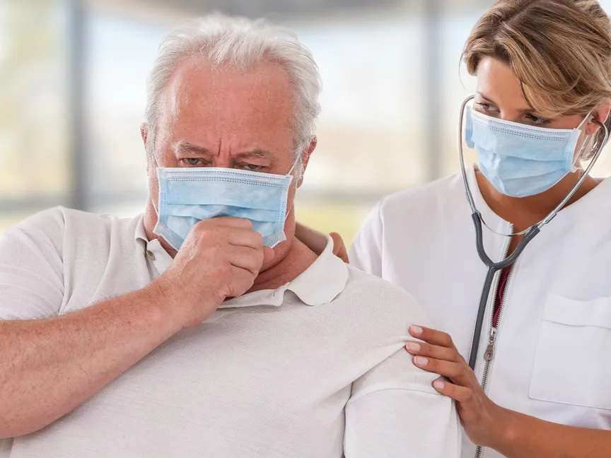 طبيبة تفحص مريضاً يعاني من الصداع السعالي. 26 أبريل 2018 - AFP