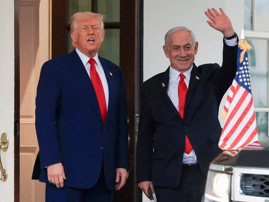 الرئيس الأميركي دونالد ترمب يتحدث بينما يلوح رئيس الوزراء الإسرائيلي بنيامين نتنياهو بعد اجتماع في البيت الأبيض بالعاصمة واشنطن- 7 أبريل 2025 - Reuters