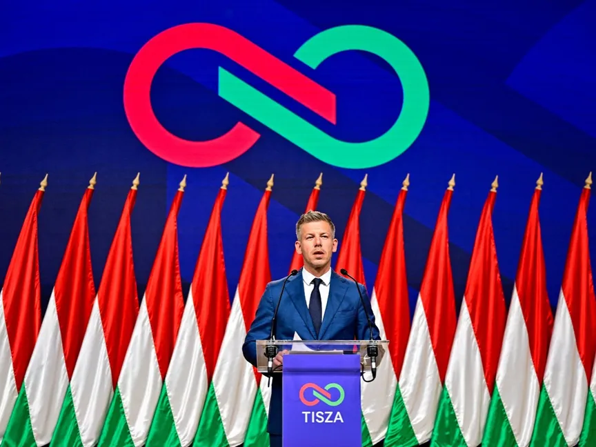 بيتر ماجيار زعيم حزب تيسا المجري المعارض يتحدث خلال مؤتمر صحافي بعد فوزه في الانتخابات البرلمانية، بودابست، المجر. 13 أبريل 2026 - Reuters