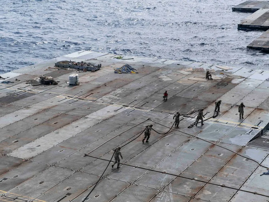 صورة نشرتها "سنتكوم" تُظهر جنوداً من الجيش الأميركي يتعاملون مع الرصيف العائم قبالة سواحل غزة. 1 مايو 2024 - AFP