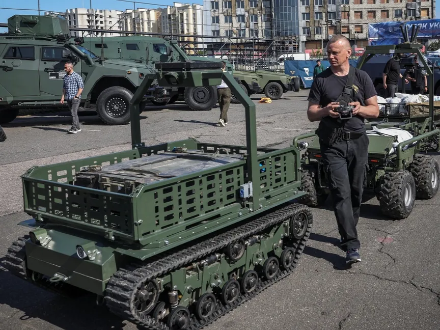 تشارك مركبة أرضية ذاتية القيادة من طراز UGV في العاصمة الأوكرانية كييف. في 21 مايو 2026 - REUTERS