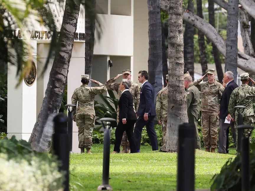 وزير الدفاع الأميركي بيت هيجسيث يصل إلى مركز دانييل ك. إينوي لدراسات الأمن في آسيا والمحيط الهادئ (DKI APCSS) في هونولولو، هاواي، الولايات المتحدة الأميركية. 25 مارس 2025 - REUTERS