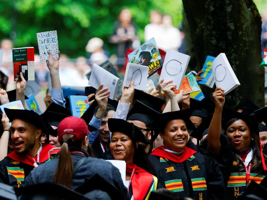 طلاب الدراسات العليا في كلية التربية بجامعة هارفارد الأميركية خلال حفل التخرج - 29 مايو 2025 - Reuters