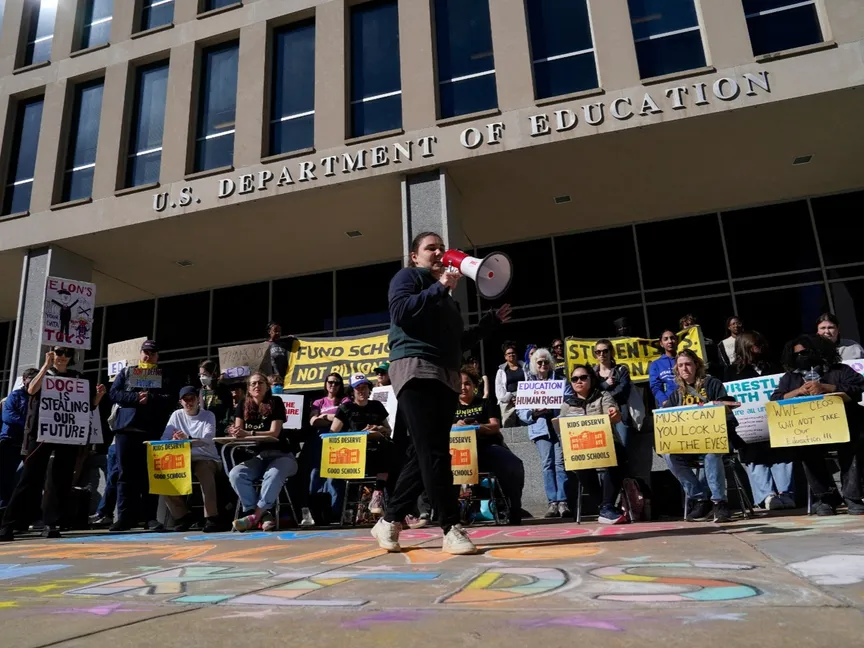الطلاب والدراسة في أميركا.. ماذا يعني أمر ترمب التنفيذي بتفكيك وزارة التعليم؟