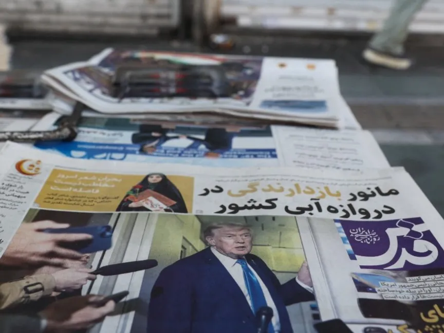 صحيفة إيرانية تحمل صورة غلاف للرئيس الأميركي دونالد ترمب في طهران بإيران. 19 فبراير 2026 - REUTERS