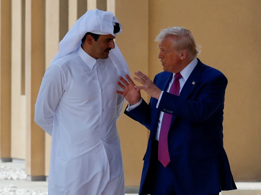 الرئيس الأميركي دونالد ترمب يتحدث مع أمير قطر الشيخ تميم بن حمد آل ثاني أثناء مغادرته قاعدة العديد الجوية في قطر. 15 مايو 2025 - Reuters