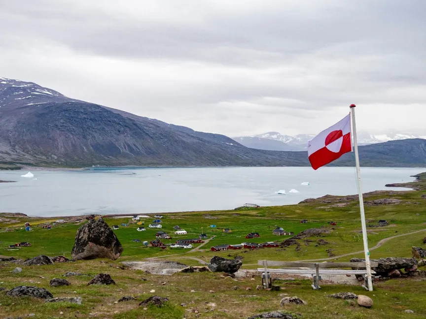 علم جرينلاند يرفرف في مستوطنة إيجاليكو. 5 يوليو 2024 - reuters