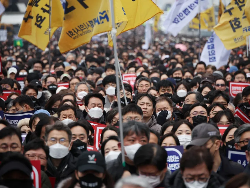 أطباء يشاركون في مسيرة بالعاصمة سول للاحتجاج على خطط الحكومة لزيادة عدد الطلاب المقبولين بكليات الطب في كوريا الجنوبية. 3 مارس 2024 - Reuters