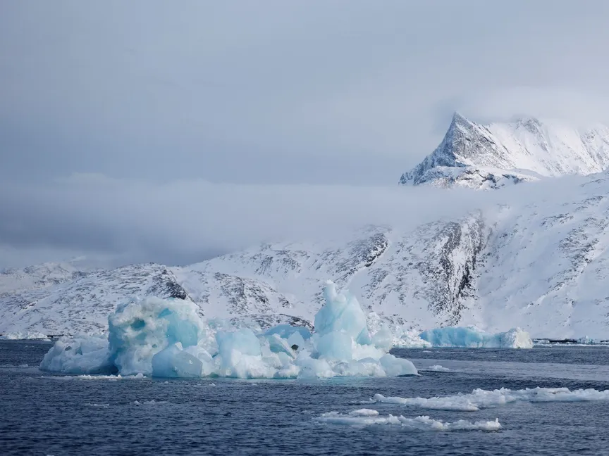جبل جليدي يطفو أمام جزيرة سيرميتسياك في جرينلاند. 9 فبراير 2025 - Reuters