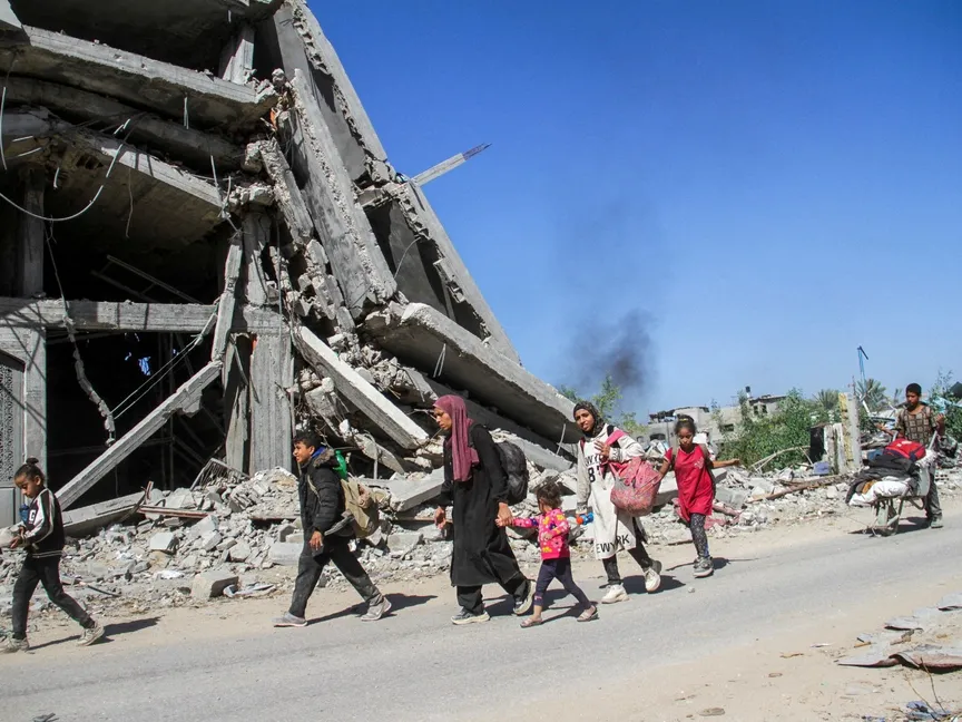 فلسطينيون نازحون من الجزء الشمالي من القطاع يفرون وسط هجوم إسرائيلي في جباليا، شمال غزة. 22 أكتوبر 2024 - Reuters