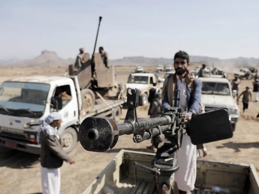 أحد أفراد جماعة الحوثي اليمنية على متن مركبة مجهزة بمدفع رشاش. صنعاء، اليمن. 28 يناير 2024 - AFP