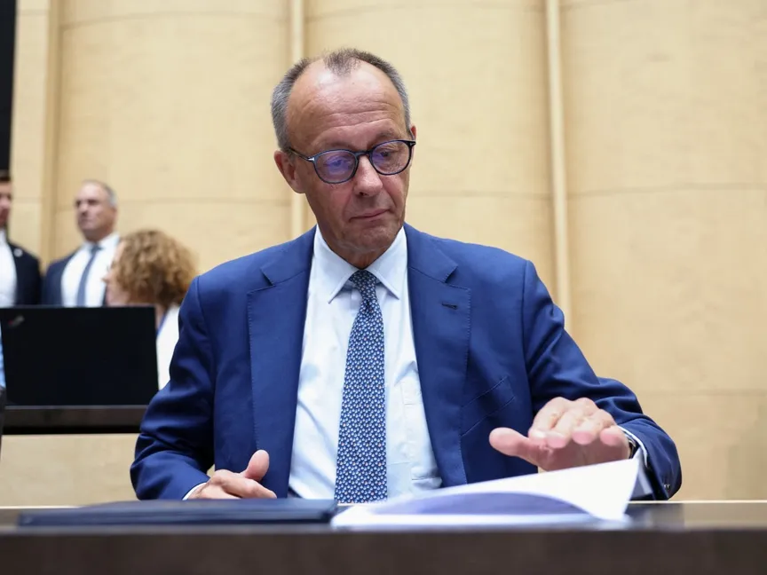 المستشار الألماني فريدريش ميرتس يتحقق من وثيقة قبل خطابه الافتتاحي بالمجلس الأعلى للبرلمان في برلين. 11 يوليو 2025 - REUTERS