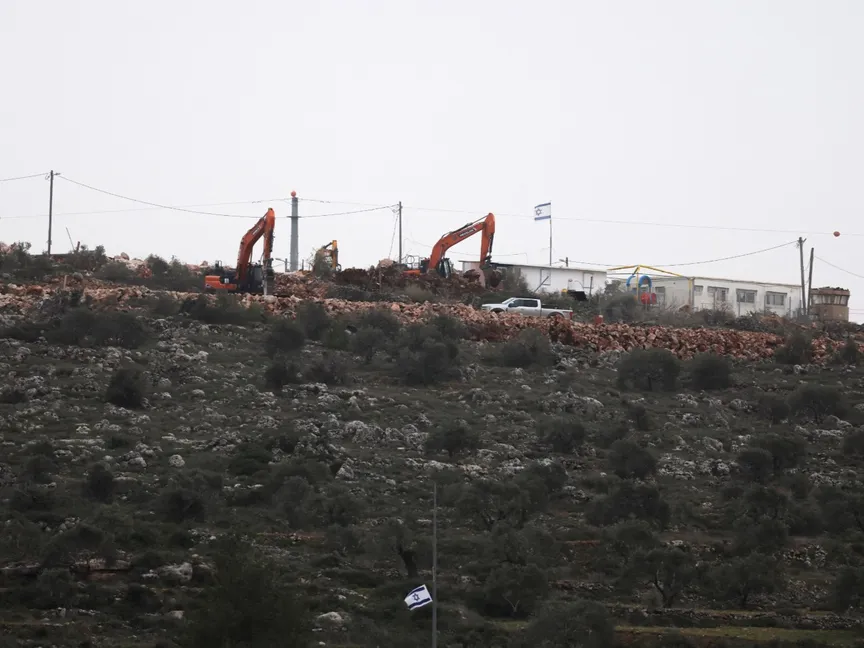 آليات ثقيلة في موقع بناء مستوطنة إسرائيلية جديدة بالقرب من نابلس في الضفة الغربية المحتلة. 9 فبراير 2026 - Reuters