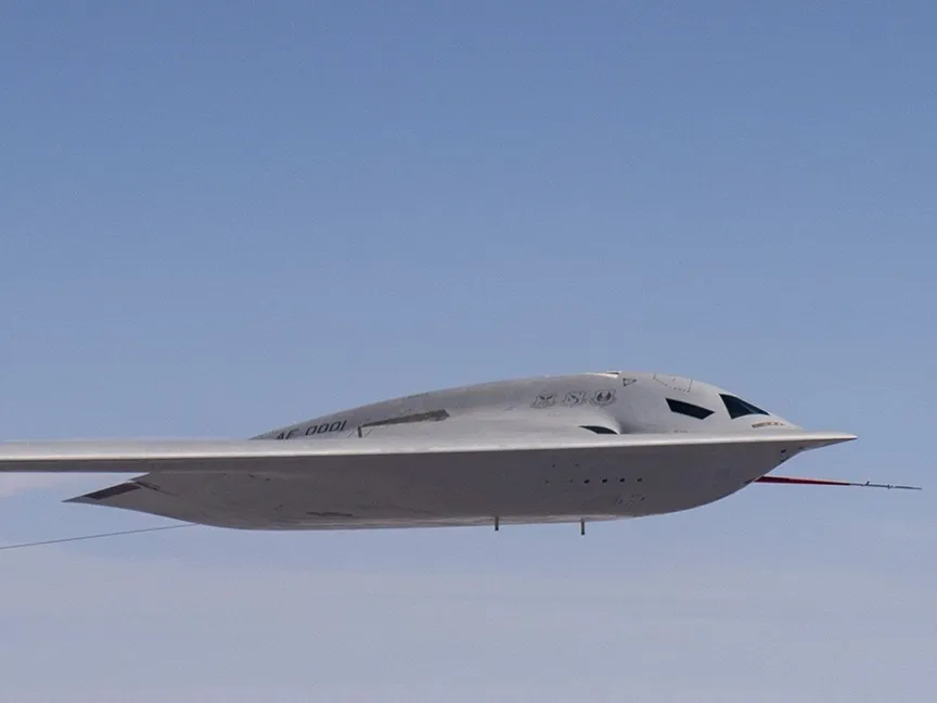 اختبار طيران لأول نموذج للطائرة الشبحية B-21 Raider التي تصنعها شركة نورثروب جرومان وهي أول طائرة من الجيل السادس في العالم بقاعدة إدواردز الجوية في كاليفورنيا، الولايات المتحدة. 17 يناير 2024 - northropgrumman
