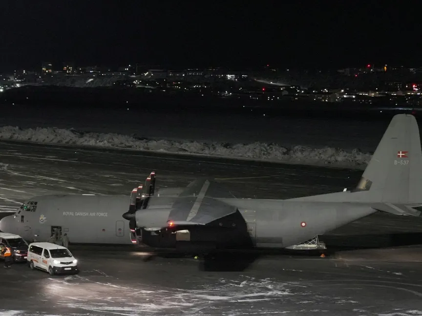 هبوط طائرة تابعة لسلاح الجو الملكي الدنماركي تنقل جنوداً في مطار نوك بجرينلاند. 14 يناير 2026 - REUTERS