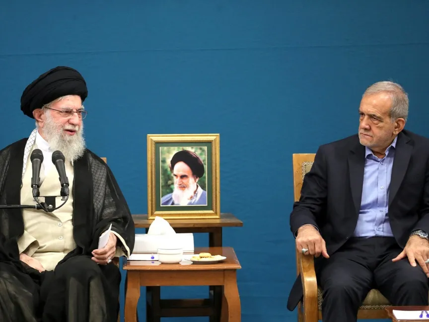 إيران بين المرشد والرئيس.. من يحكم البلاد سياسياً وعسكرياً؟