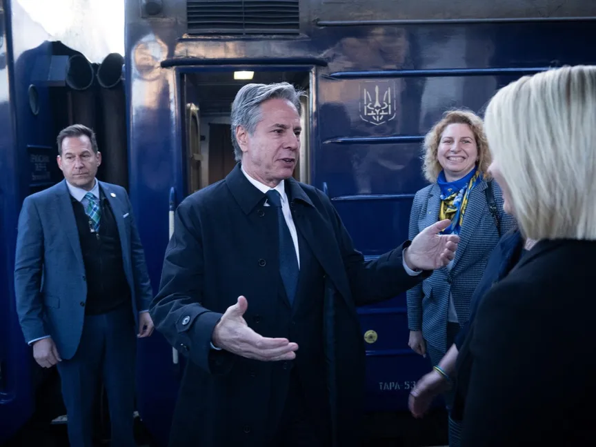 وزير الخارجية الأميركي أنتوني بلينكن لدى وصوله محطة قطار "كييف - باساجيرسكي" بالعاصمة الأوكرانية وفي استقباله السفيرة الأميركية بريدجيت برينك. 14 مايو 2024 - AFP